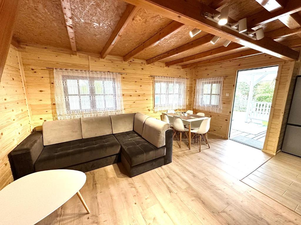 Gniazdo Sikorek في Wieniec: غرفة معيشة بها أريكة وطاولة