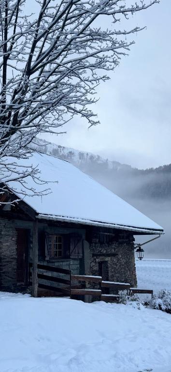 a cabin with snow on top of it at Les Écrins d'or - Maison Les Deux Alpes in Les Deux Alpes