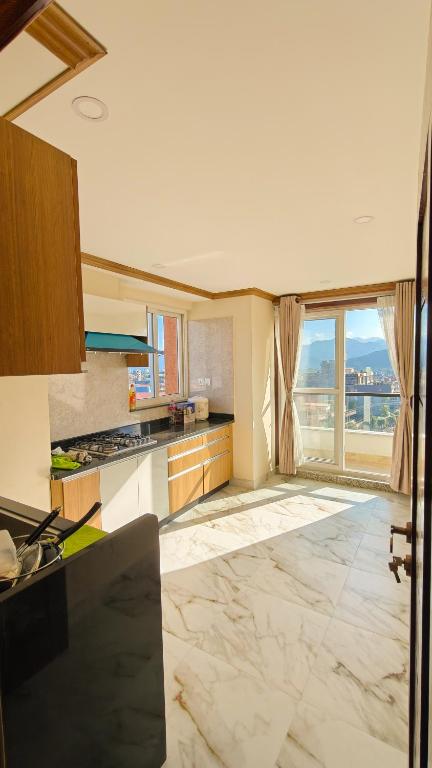 Η κουζίνα ή μικρή κουζίνα στο santi apartment