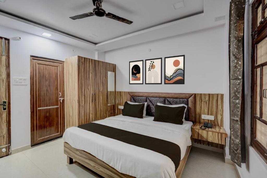 a bedroom with a large bed and a ceiling fan at Hotel O OM SAI HOTEL in Kākori