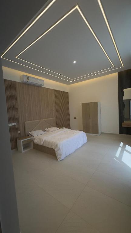 Postel nebo postele na pokoji v ubytování شالية القمر