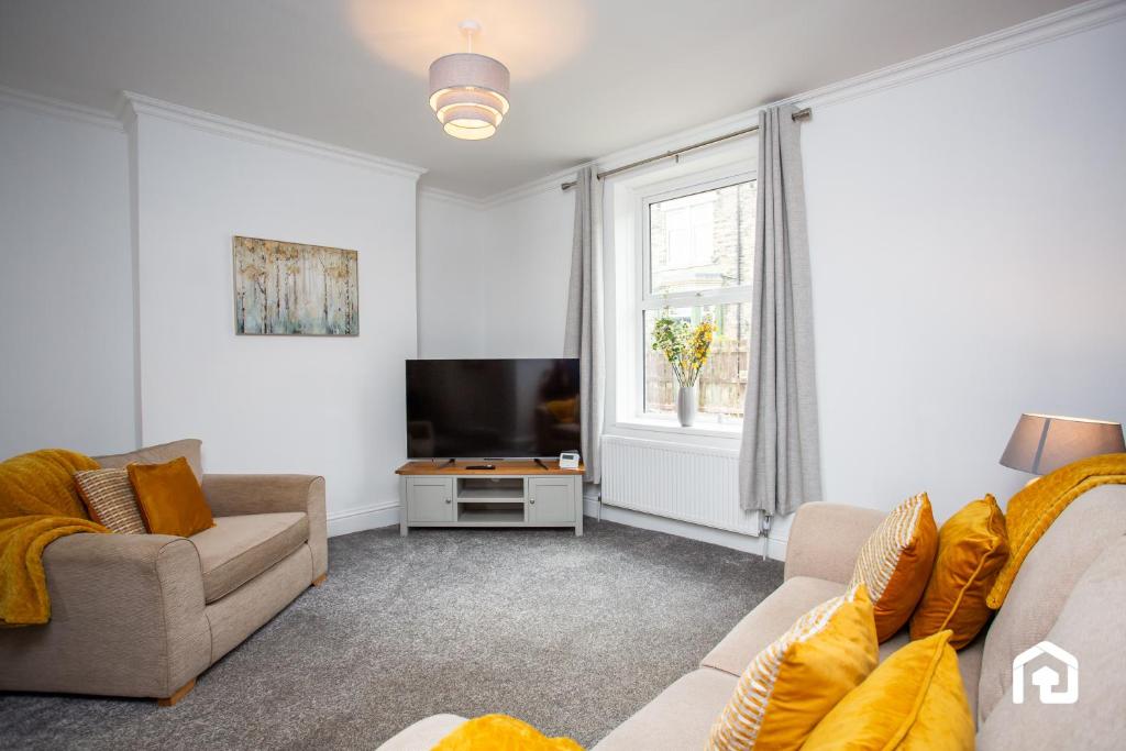 un salon avec un canapé et une télévision dans l'établissement The Ryton Free Wi-fi Parking, à Winlaton