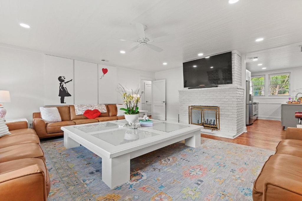 Χώρος καθιστικού στο Pink Pearl By the Sea 8 Bedroom