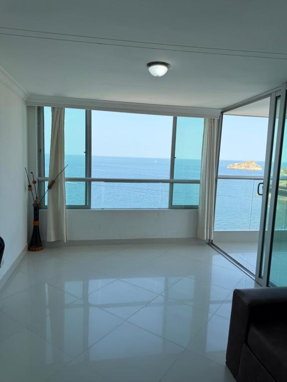 ein Wohnzimmer mit Blick auf das Meer in der Unterkunft Apartamento en el Rodadero in Santa Marta