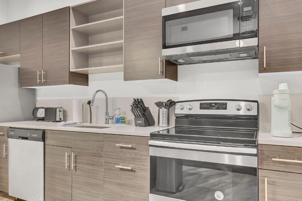 Luxury lofts, Downtown, Playhouse Sq, Near Stadium and Arena, Fire Pit, Rooftop deck, BBQ, Parking -fcfs, Close to EVERYTHIHNG! photo