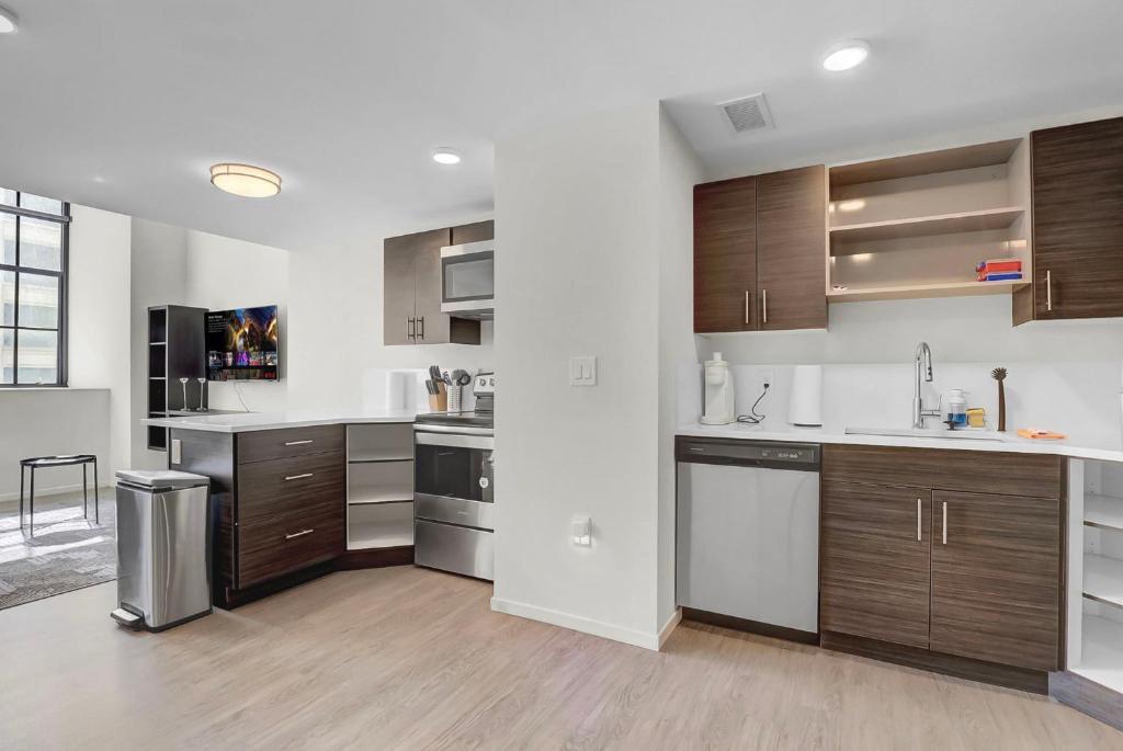 Luxury lofts, Downtown, Playhouse Sq, Near Stadium and Arena, Fire Pit, Rooftop deck, BBQ, Parking -fcfs, Close to EVERYTHIHNG! photo