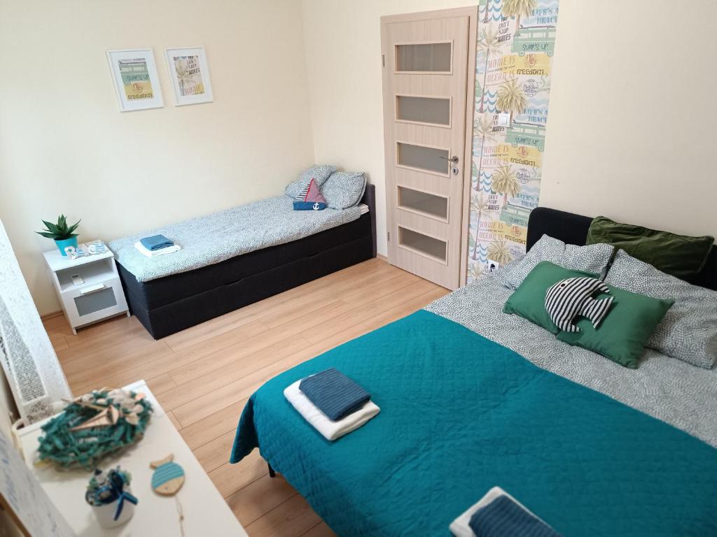 Una habitación con dos camas y una mesa dentro. en B4 Garden ***, en Siófok