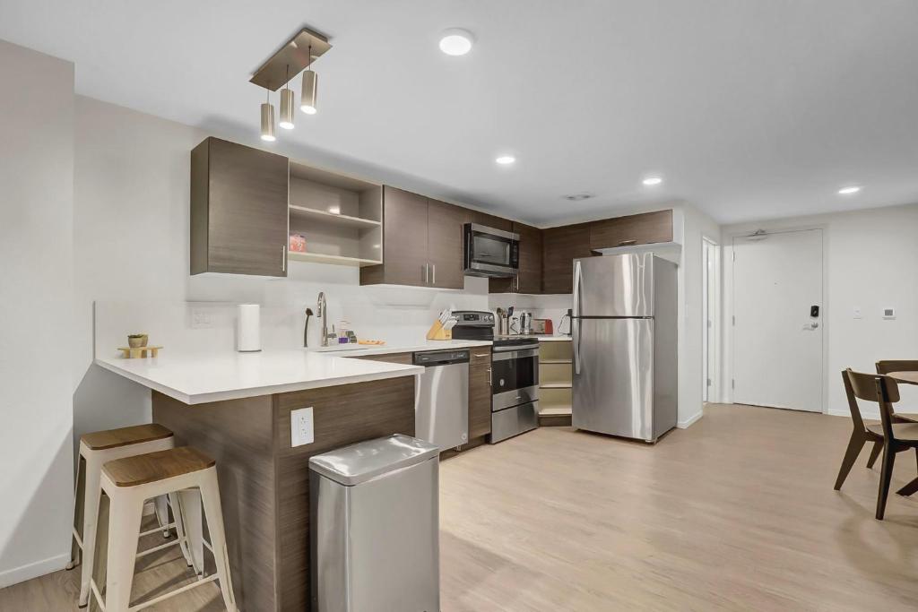 Luxury lofts, Downtown, Playhouse Sq, Near Stadium and Arena, Fire Pit, Rooftop deck, BBQ, Parking -fcfs, Close to EVERYTHIHNG! photo