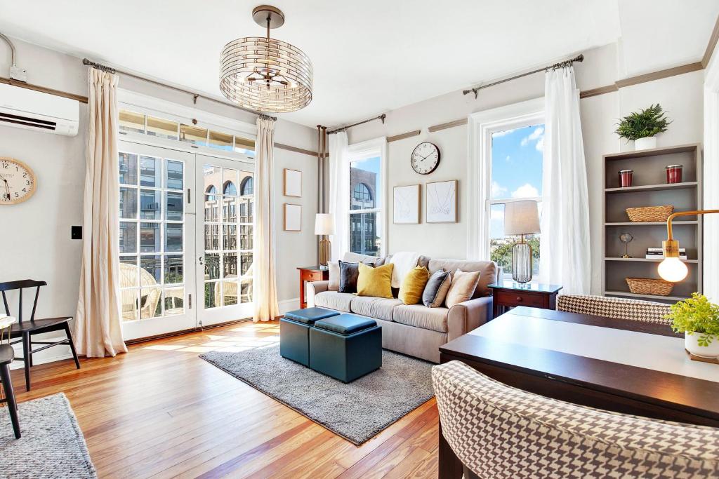 Χώρος καθιστικού στο Downtown at the Derenne