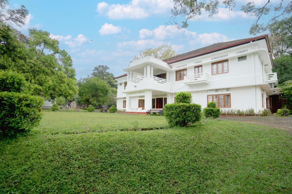 Κήπος έξω από το Ayurveda Colonial Mansion