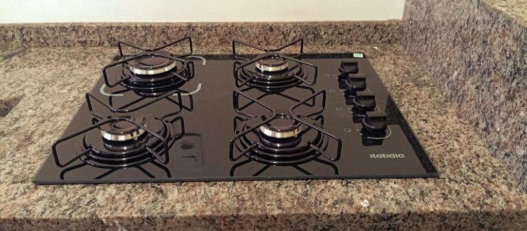 a stove top with four burners on a counter at Casa de férias Pôr do Sol 2 in Presidente Epitácio