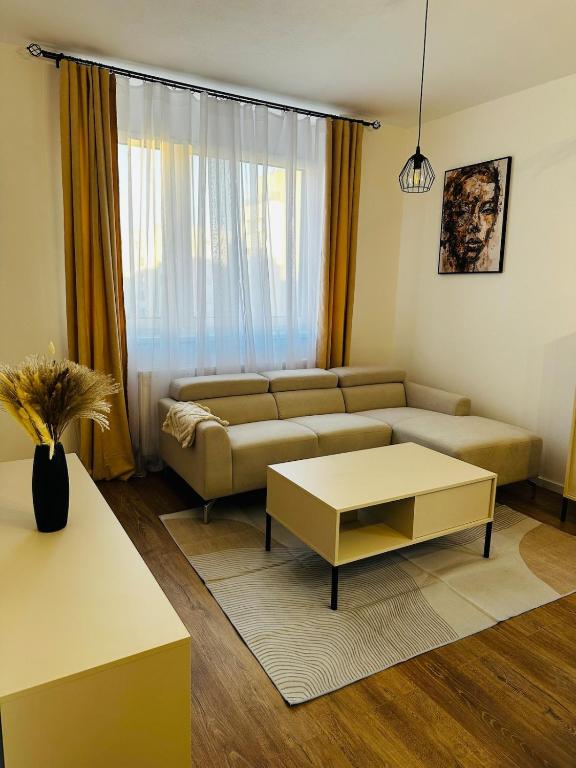 een woonkamer met een bank en een tafel bij Cozy home in Galanta in Galanta
