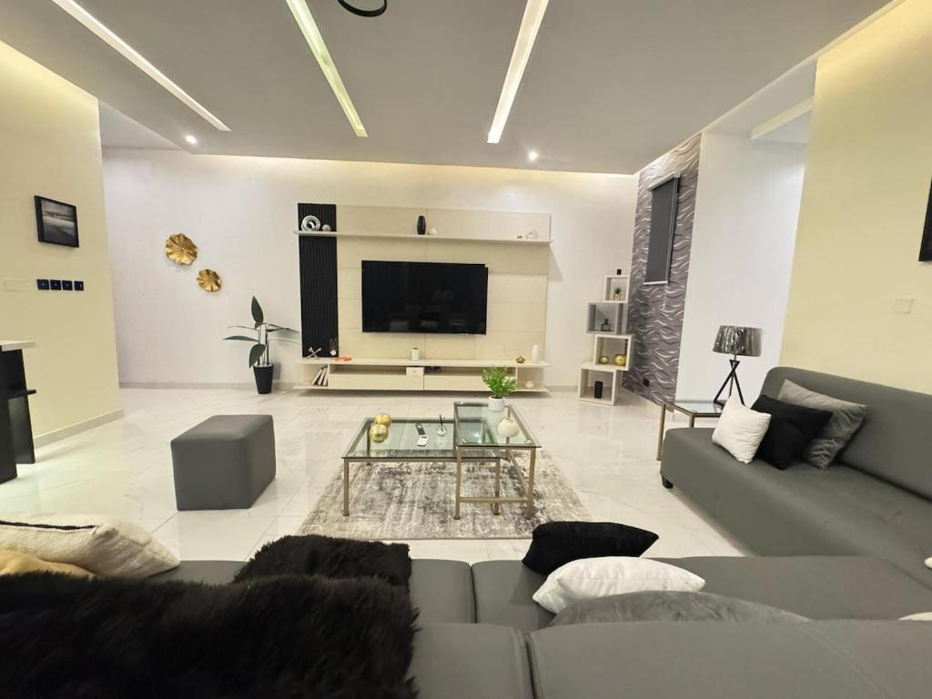 TV a/nebo společenská místnost v ubytování Luxury 3BR in Lekki