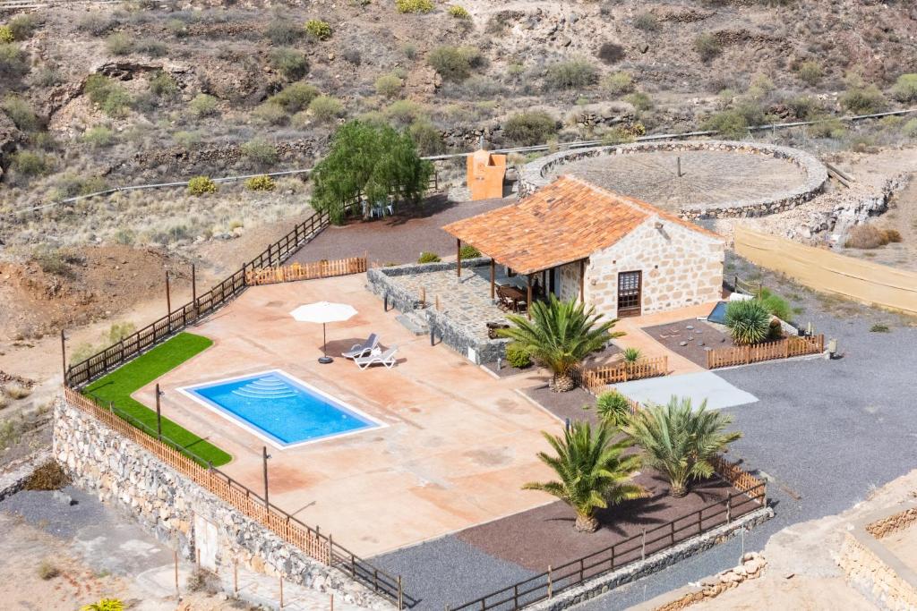 an aerial view of a house with a swimming pool at Casa La Tosca in San Miguel de Abona
