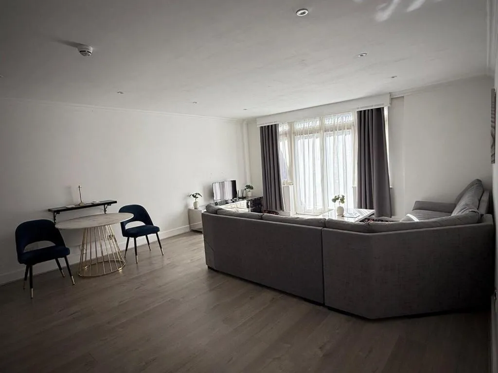 Modern City-Centre Flat with Porch