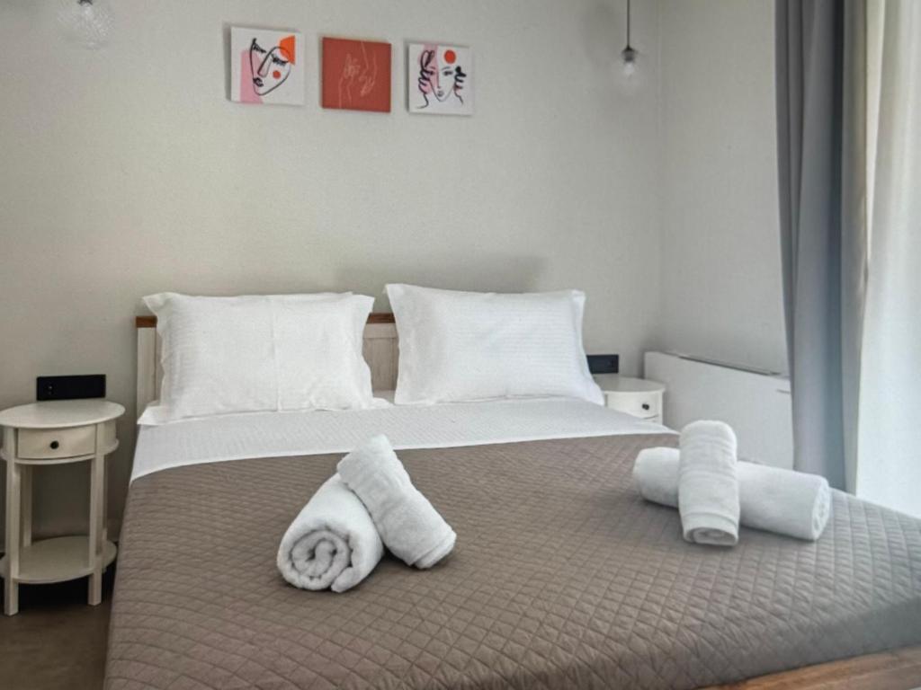 une chambre avec un lit avec des serviettes dessus dans l'établissement Corfu Island Nest Cozy Stay, à Kornáta