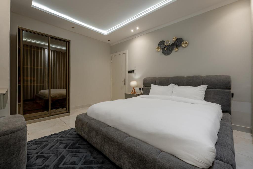 Ένα ή περισσότερα κρεβάτια σε δωμάτιο στο شقة بطابع انيق بحي الملقا