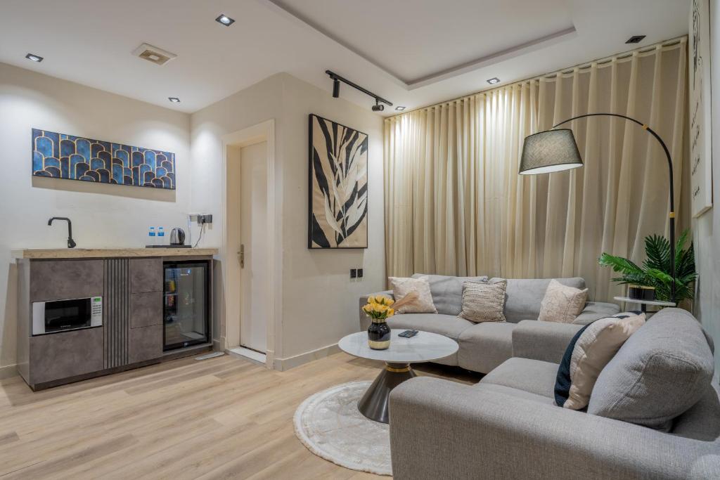 een woonkamer met een bank en een tafel bij شقة بطابع انيق بحي الملقا in Riyad