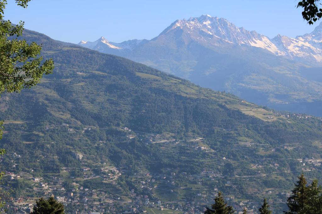 Blick auf ein Tal mit Bergen im Hintergrund in der Unterkunft La petite étoile in Aosta
