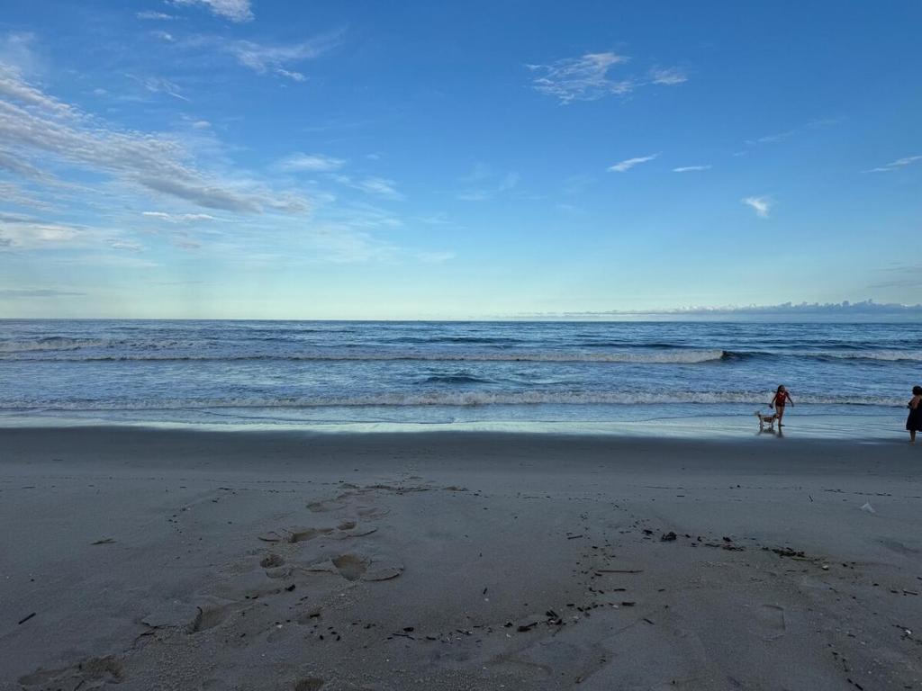 マチーニョスにあるCasa da Moisesの海辺の海岸を歩く2人