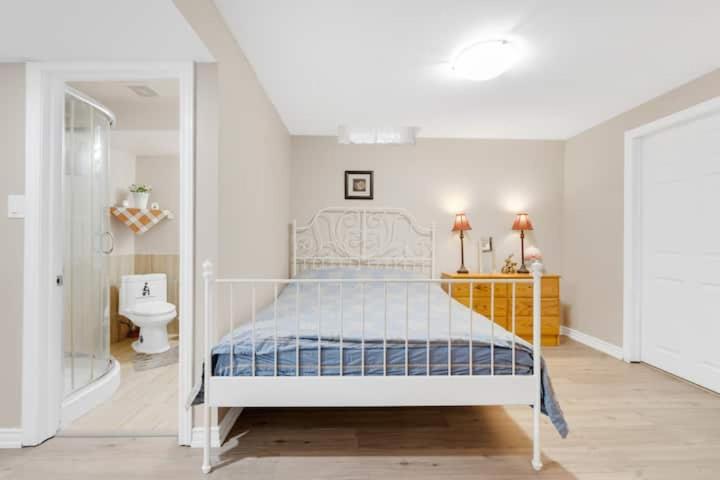 Ένα ή περισσότερα κρεβάτια σε δωμάτιο στο Cozy Private Basement Suite Beside Plaza Free Parking Walk to Groceries & Dining