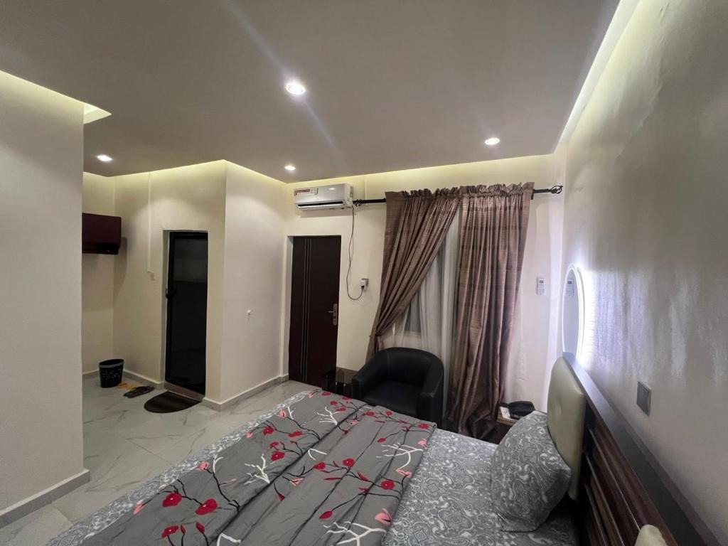 EgbaにあるLiving Spring Cool & Comfort Events and Suitesの赤い花が飾られたベッドのある寝室