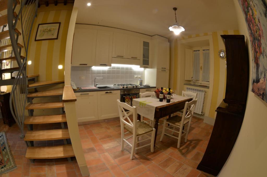 コルトーナにあるCasa Palmaのキッチン(テーブル、椅子、階段付)