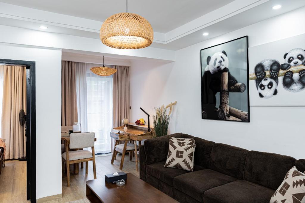 Χώρος καθιστικού στο Tulia Marina Bay Square, Westlands-- Rooftop Pool & Gym, Workspace, On-site Café and Lounge Terrace Skyline Views