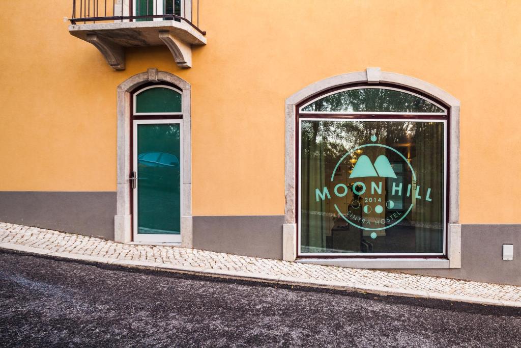 een gebouw met een raam met een maanheuvel erop bij Moon Hill Hostel in Sintra