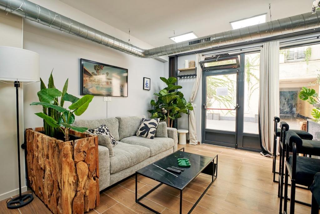 een woonkamer met een bank en een tafel bij Loods - RDC G in Parijs