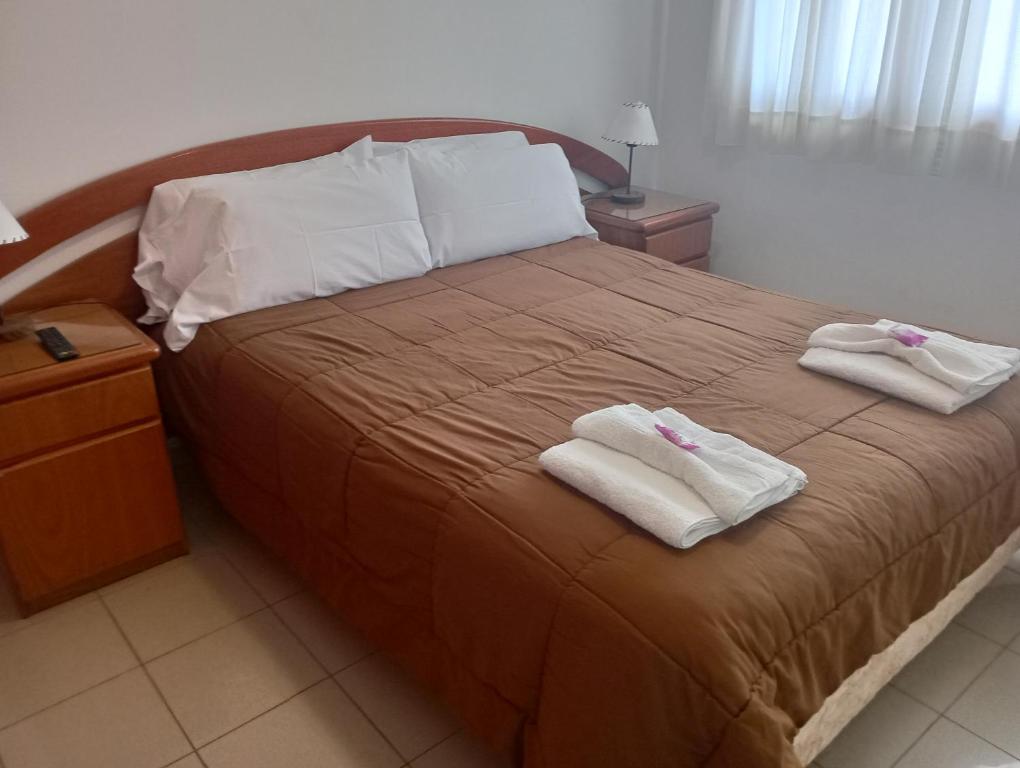 チャスコムスにあるGracyalのベッドとタオル2枚のある寝室