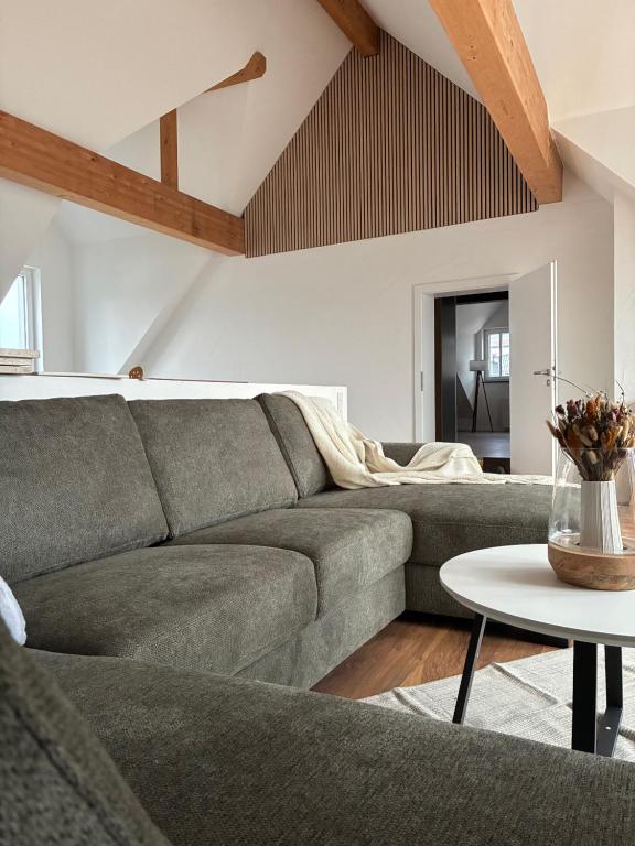 a living room with a couch and a table at FeWo - LOFT Mosel & Weinquartier, Balkon, Parkplatz, moderne Küche, bis 8 Personen in Piesport