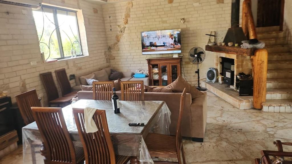 Μια τηλεόραση ή/και κέντρο ψυχαγωγίας στο וילה ליד הנחל