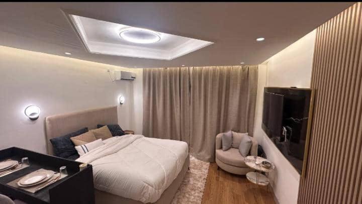 a hotel room with a bed and a couch at Studio meublé à PNR in Pointe-Noire