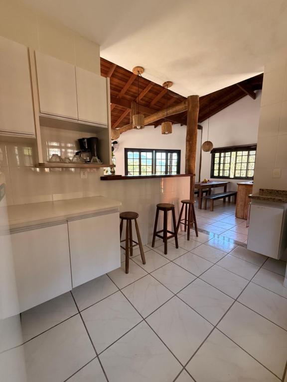 Kuchyň nebo kuchyňský kout v ubytování Casa Ilhabela vista Mar Perequê