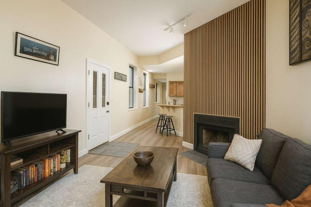 ein Wohnzimmer mit Couch und Kamin in der Unterkunft Bright Soulard Loft-King-Queen 2 Baths Parking in Soulard