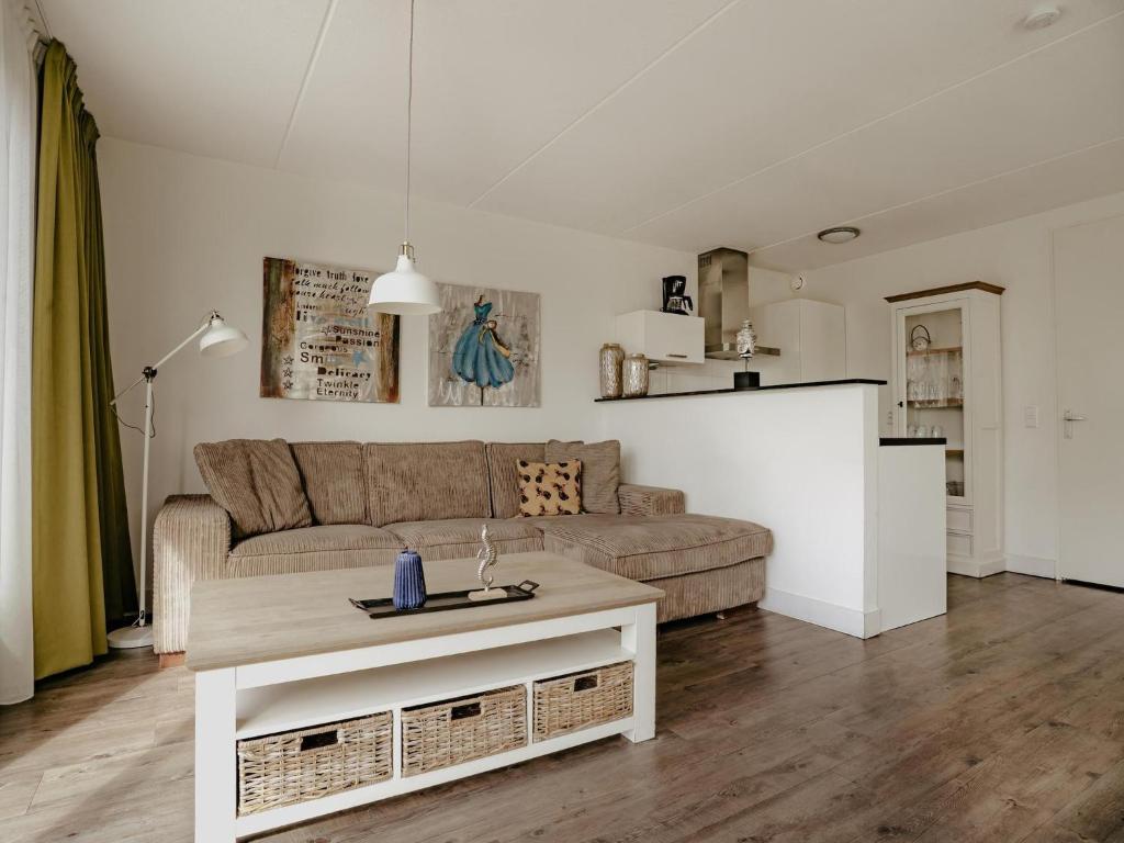 una sala de estar con un sofá y una mesa en Apartment in Netherlands near Amsterdam, en Uitgeest