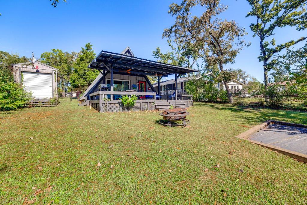 una casa con techo en la parte superior de un patio en Dock and Bar A-Frame Retreat on Cedar Creek Lake!, en Tool