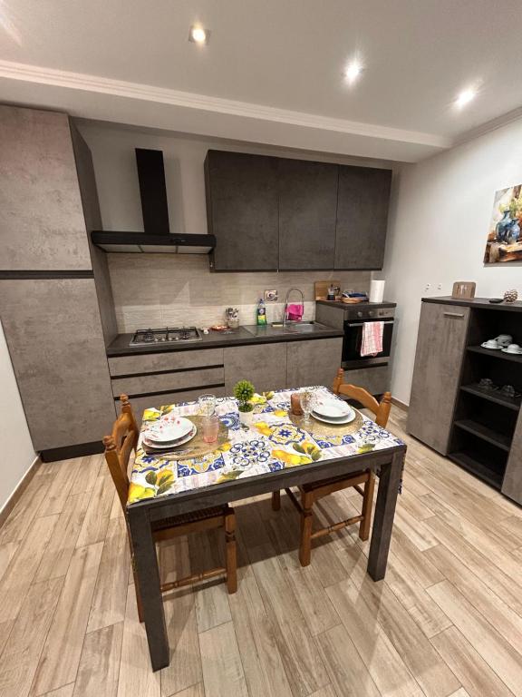 O bucătărie sau chicinetă la Casa Cristina2