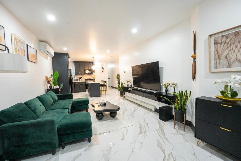 Μια τηλεόραση ή/και κέντρο ψυχαγωγίας στο Luxury 2-Bedroom Brooklyn stay Free Parking & Laundry on-site