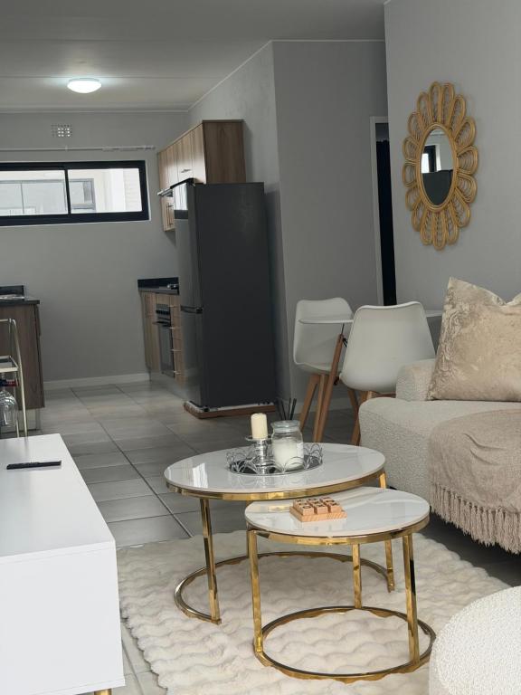 een woonkamer met een bank en een salontafel bij Elevare suites in Nelspruit