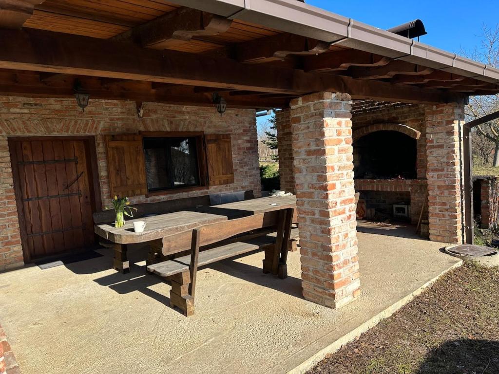 a picnic table on a patio under a brick building at Podroom LauMarYvo in Dugo Selo