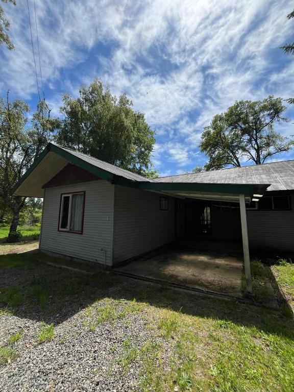 una pequeña casa con garaje en un patio en Casa en Panguipulli, en El Cerrillo
