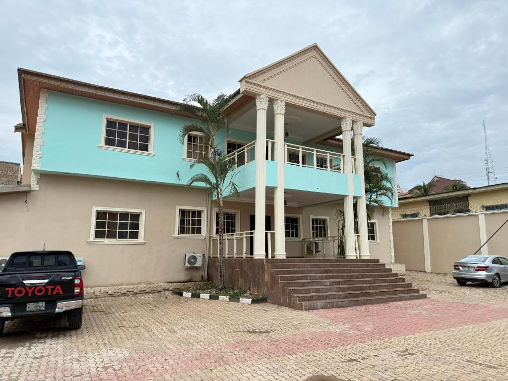 MamaMsquare Comfort Hotel的一栋房子前面停着一辆车