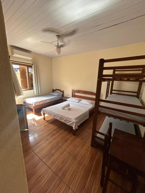 Ένα ή περισσότερα κρεβάτια σε δωμάτιο στο Suítes Florais - Itaguá