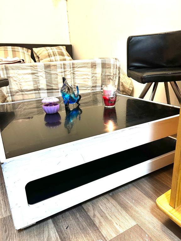 a coffee table in front of a couch with two candles at Christalsuite in Frameries