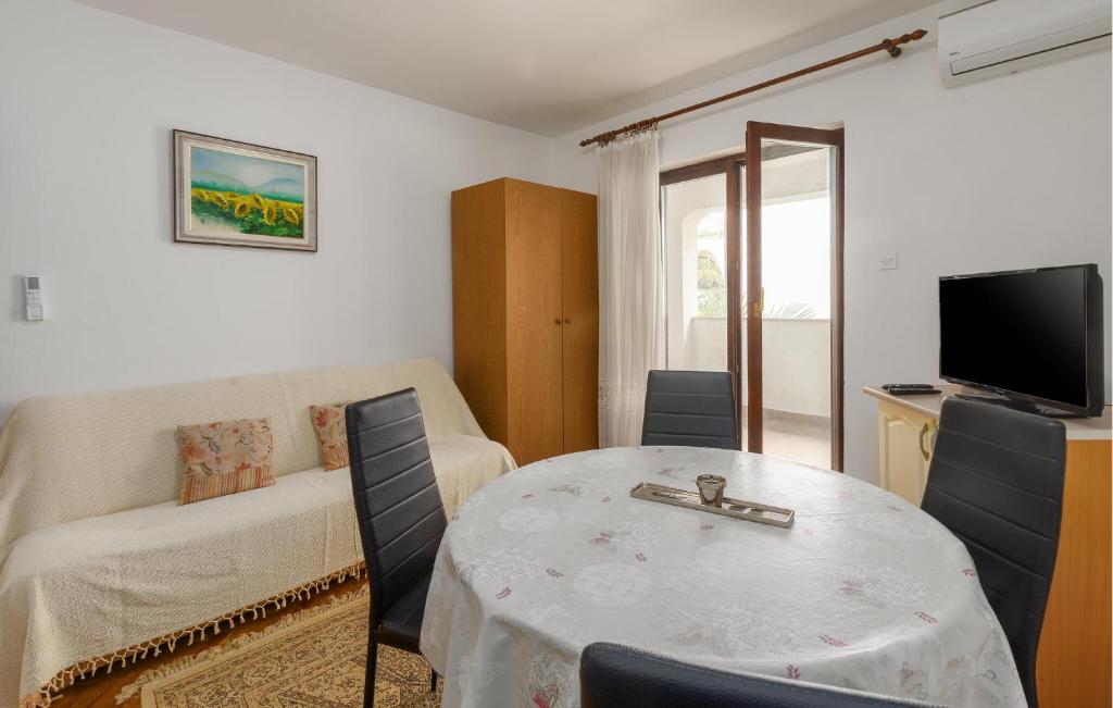 1 Bedroom Amazing Apartment In Porec