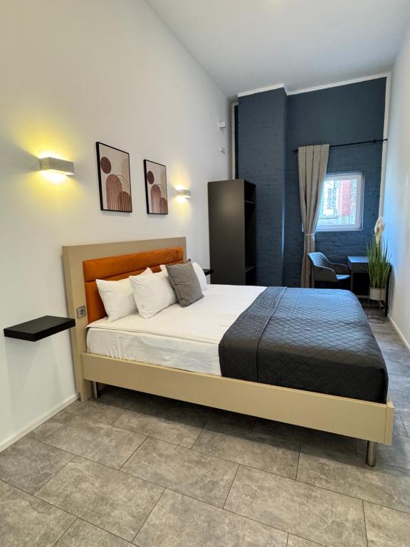 a bedroom with a large bed in a room at Self Check-in Haus - 15min zum Hbf und Messe in Düsseldorf