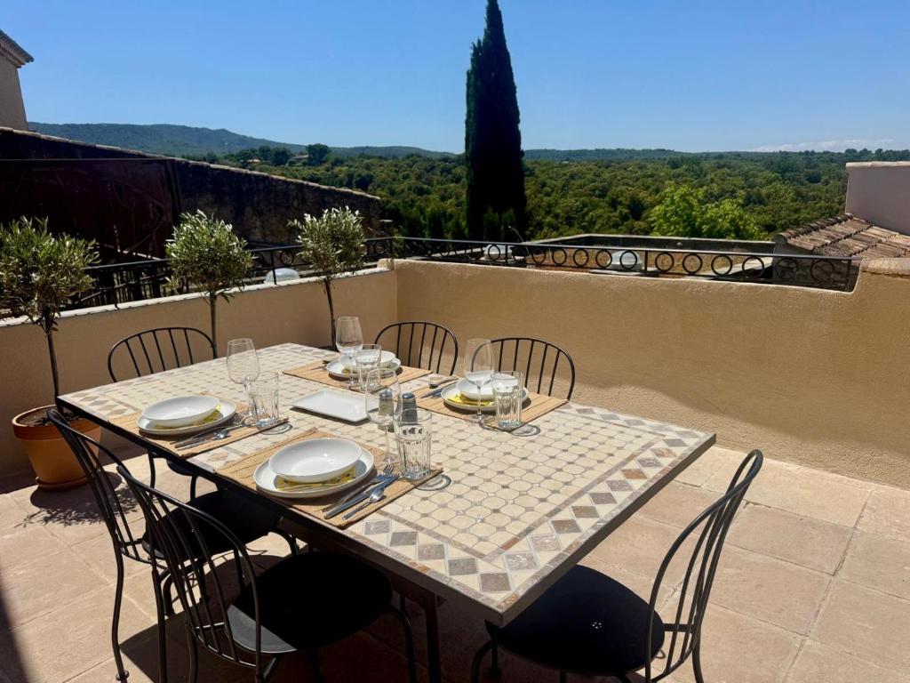 Balkón nebo terasa v ubytování Charming house in the village center of Venasque
