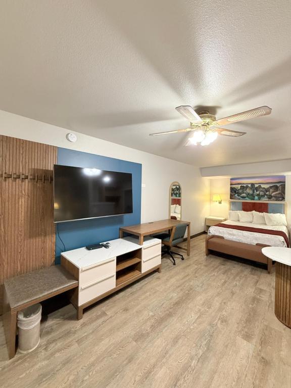 Postel nebo postele na pokoji v ubytování Rodeway Inn - SFI Winnemucca